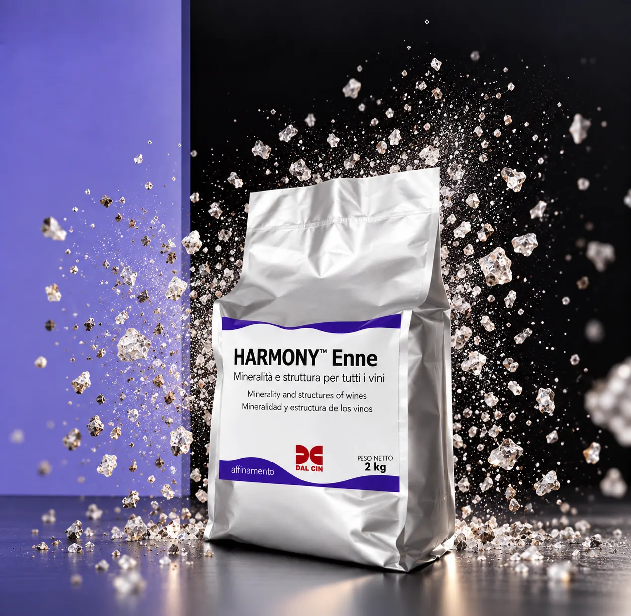 Confezione di Harmony Enne tra cristalli minerali su fondale scuro e lilla