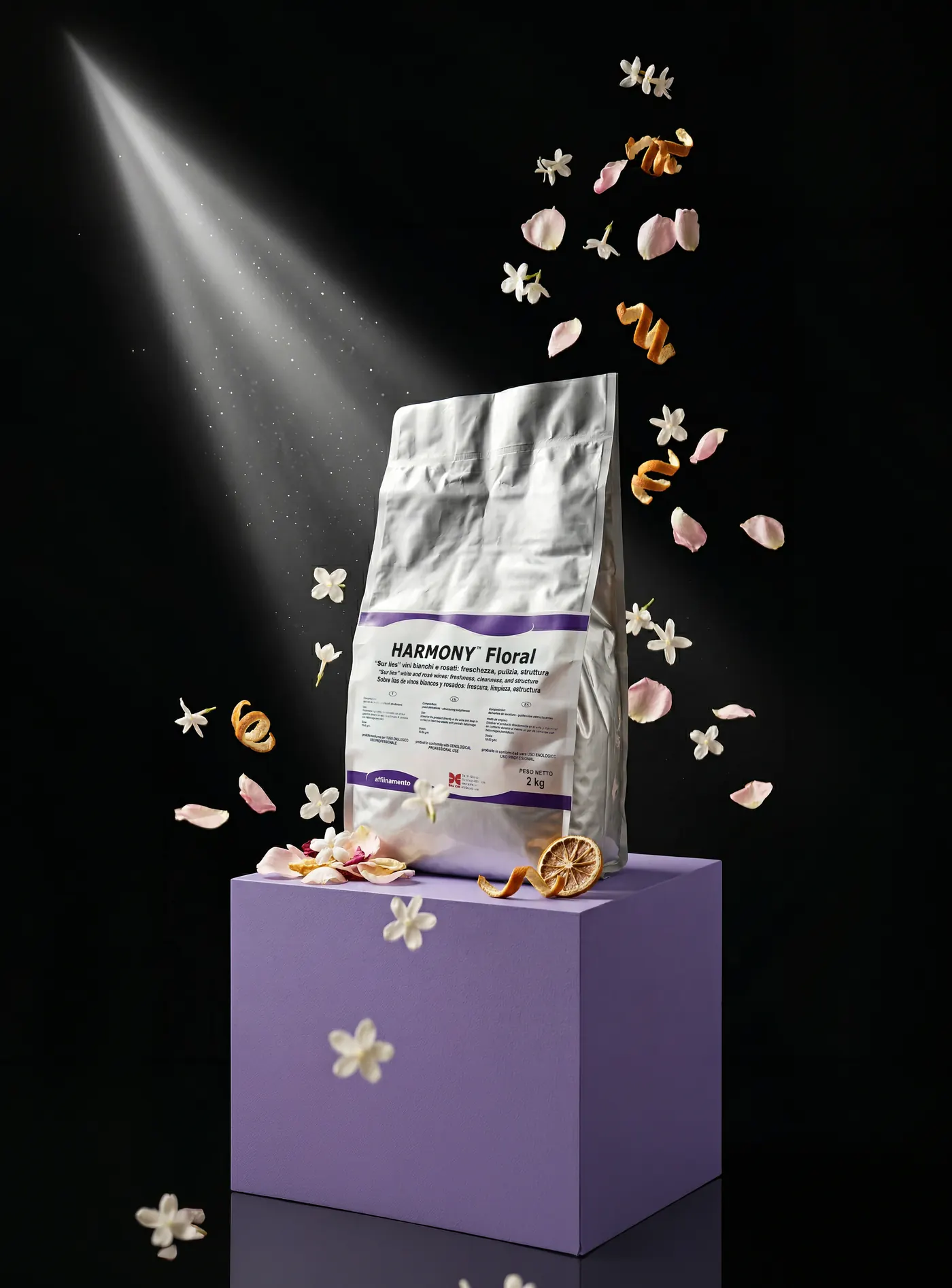 Confezione di Harmony Floral su un cubo lilla tra fiori e petali