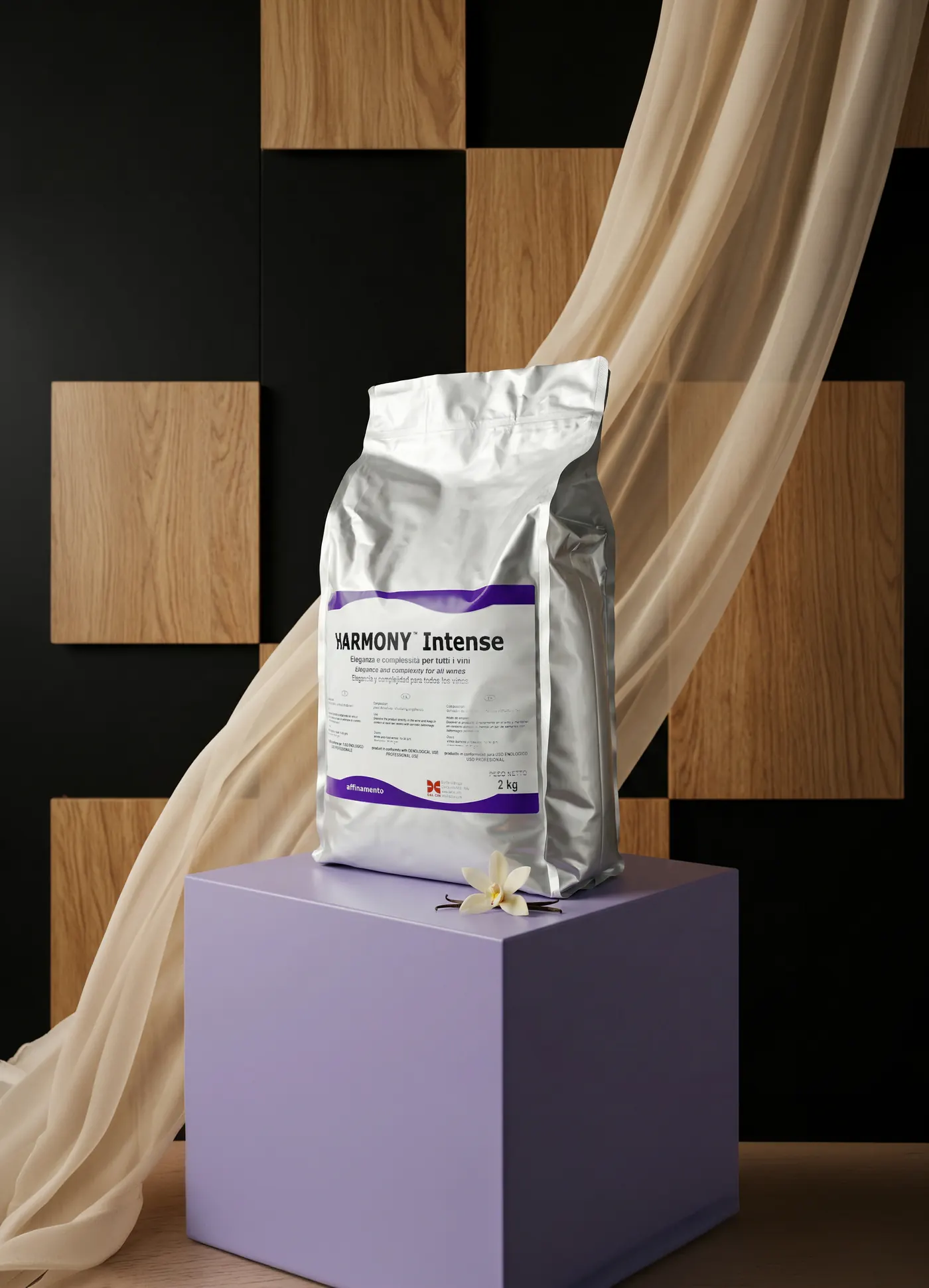 Confezione di Harmony Intense su un cubo lilla con drappo color crema e pannelli di rovere