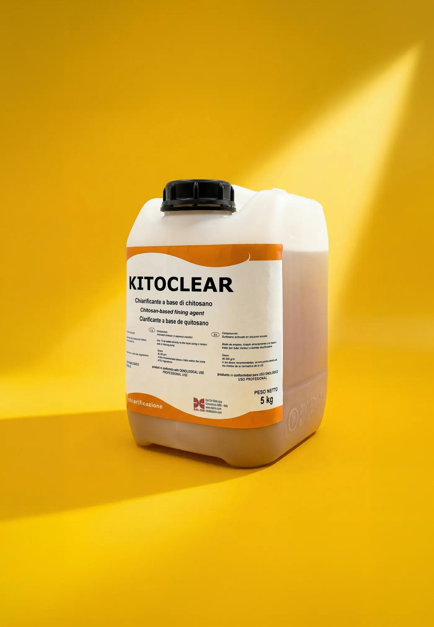 Tanica di KitoClear su fondale giallo